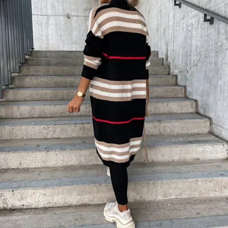Cardigan elegante às riscas: conforto e estilo garantidos