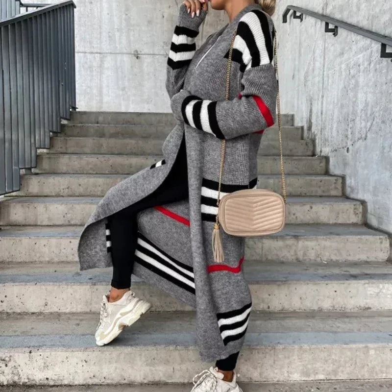 Cardigan elegante às riscas: conforto e estilo garantidos