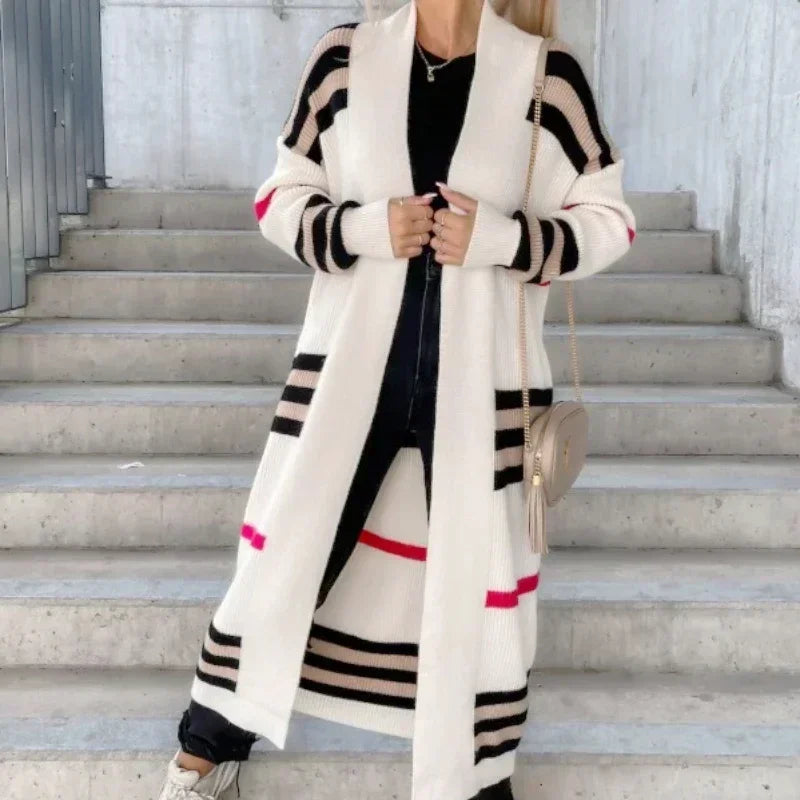 Cardigan elegante às riscas: conforto e estilo garantidos