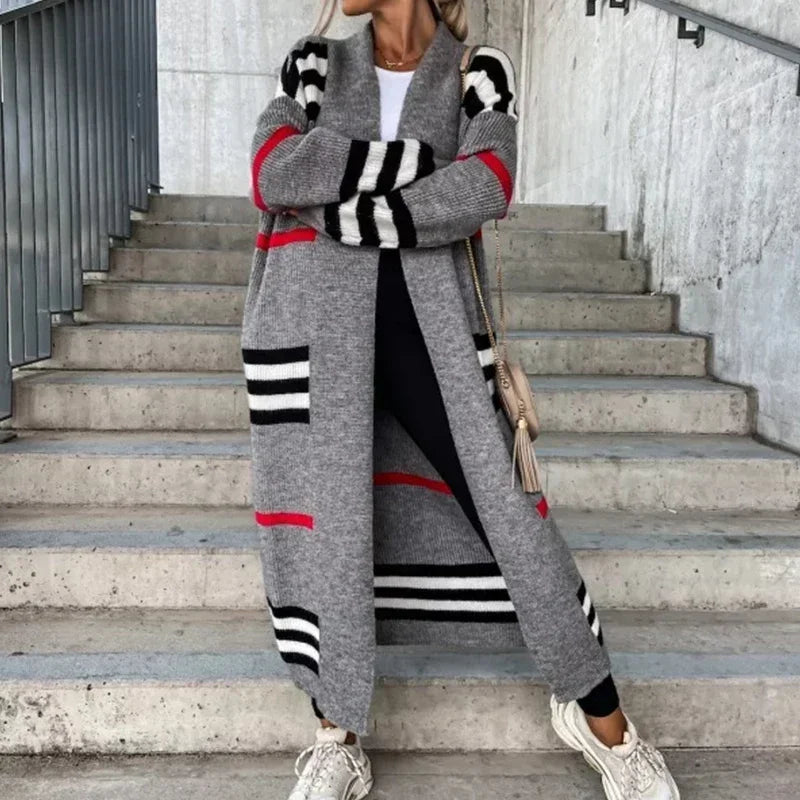 Cardigan elegante às riscas: conforto e estilo garantidos