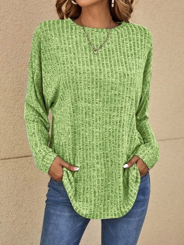 Classic long-sleeve sweater: Comfort and style for everyday wear