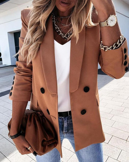 Chic kostym med knäppning för en tidlös look